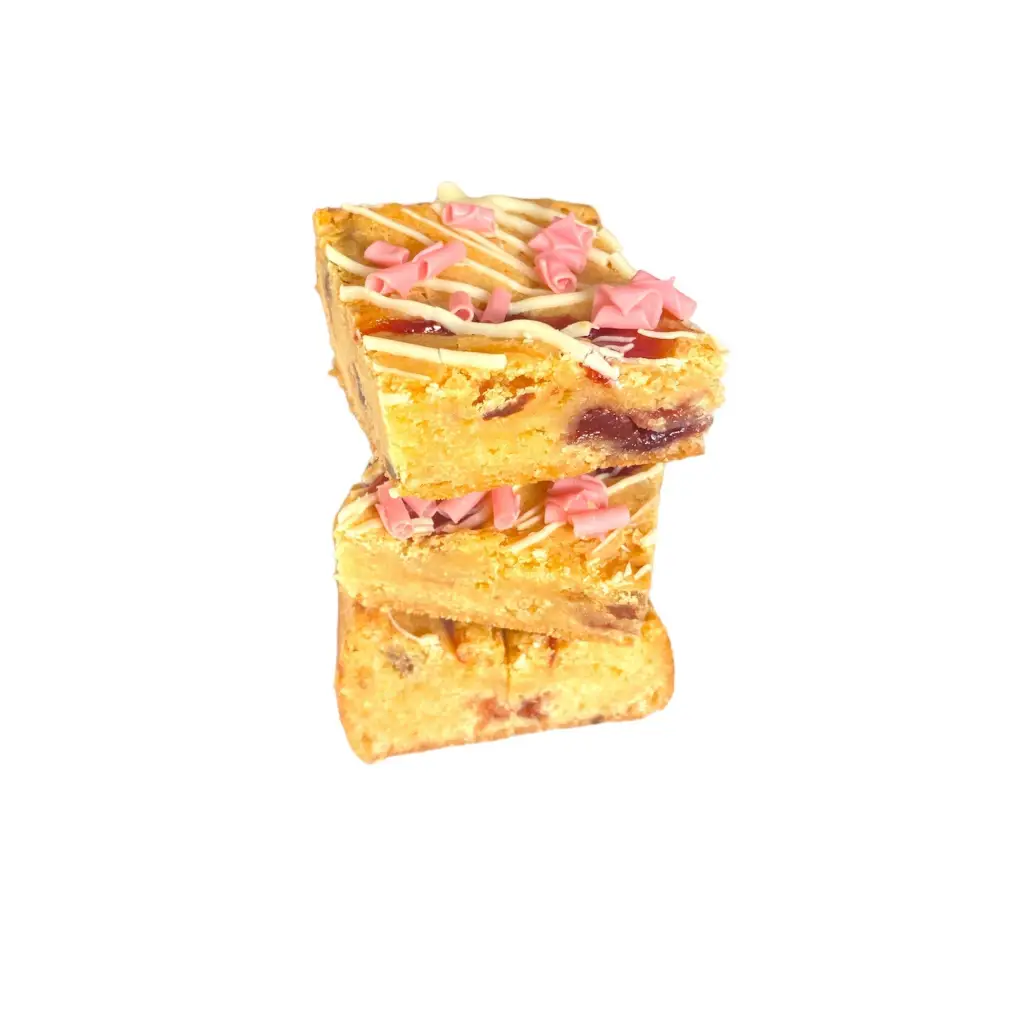 3 aardbei blondies opgestapeld