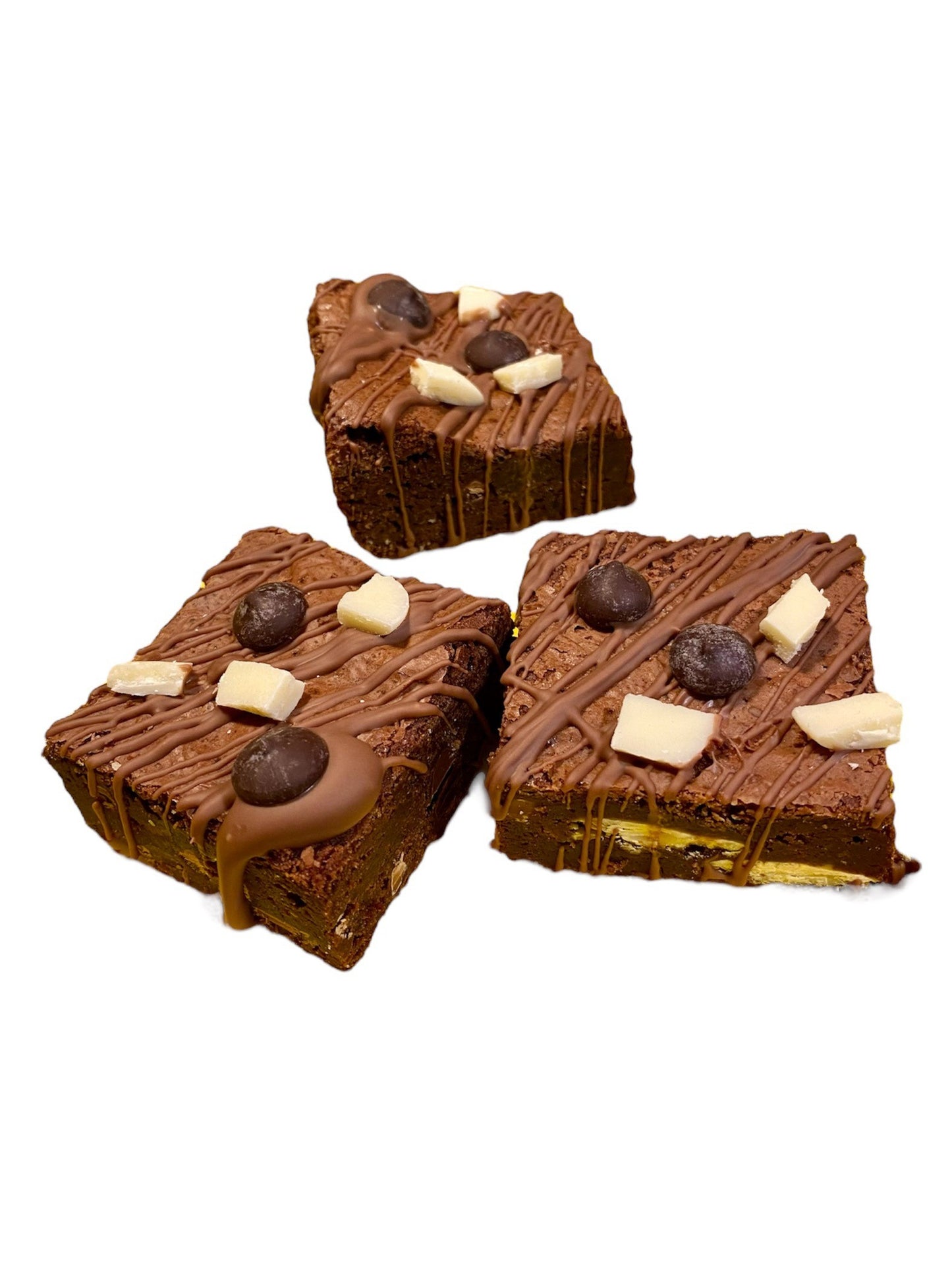 3 triple chocolate brownies naast elkaar